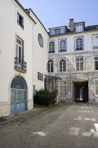 Vue de la façade postérieure du logis principal et de l'aile à droite de la cour. © Yves Sancey / Région Bourgogne-Franche-Comté, Inventaire du patrimoine - 2008