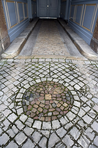 Première cour : détail d'un décor du pavage. © Yves Sancey / Région Bourgogne-Franche-Comté, Inventaire du patrimoine - 2008