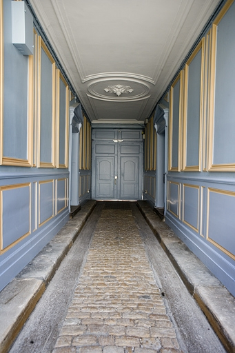 Logis principal : vue rapprochée du passage cocher depuis la cour. © Yves Sancey / Région Bourgogne-Franche-Comté, Inventaire du patrimoine - 2008