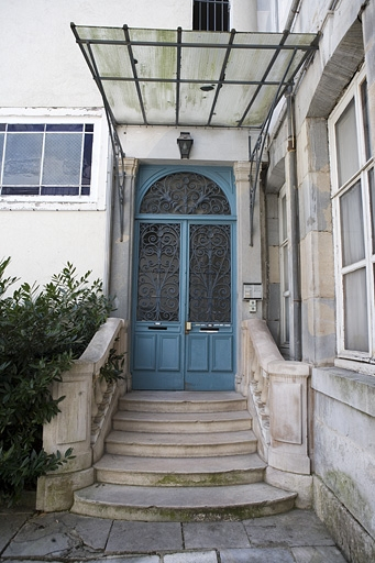 Détail de la porte d'entrée de l'escalier situé dans l'aile droite sur cour. © Yves Sancey / Région Bourgogne-Franche-Comté, Inventaire du patrimoine - 2008