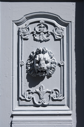 Logis principal : détail d'un panneau des vantaux du portail d'entrée. © Yves Sancey / Région Bourgogne-Franche-Comté, Inventaire du patrimoine - 2008