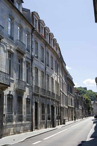 Logis principal : vue d'ensemble depuis la rue, de trois-quarts gauche. © Yves Sancey / Région Bourgogne-Franche-Comté, Inventaire du patrimoine - 2008