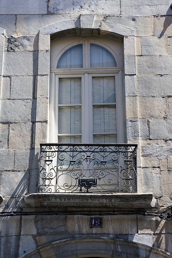 Logis principal : détail d'une fenêtre du premier étage sur rue. © Yves Sancey / Région Bourgogne-Franche-Comté, Inventaire du patrimoine - 2008