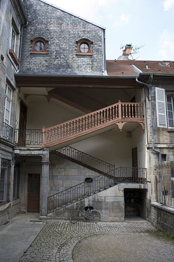 Vue de l'escalier à cage ouverte à gauche de la cour. © Yves Sancey / Région Bourgogne-Franche-Comté, Inventaire du patrimoine - 2008
