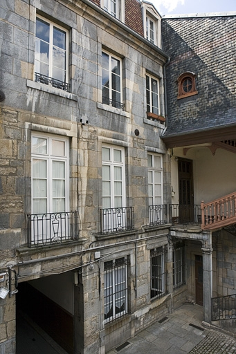 Vue de la façade postérieure du logis principal de trois quarts gauche. © Yves Sancey / Région Bourgogne-Franche-Comté, Inventaire du patrimoine - 2008