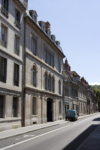 Vue d'ensemble de la façade sur rue, de trois quarts gauche. © Yves Sancey / Région Bourgogne-Franche-Comté, Inventaire du patrimoine - 2008