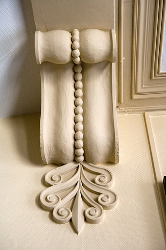 Détail d'une console soutenant le plafond de la cage d'escalier. © Yves Sancey / Région Bourgogne-Franche-Comté, Inventaire du patrimoine - 2008