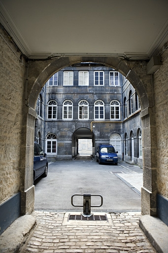 Vue de la cour depuis le passage cocher. © Yves Sancey / Région Bourgogne-Franche-Comté, Inventaire du patrimoine - 2008