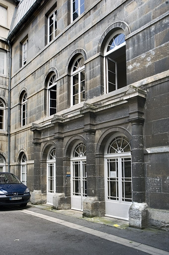 Aile droite sur cour : vue de l'entrée de l'escalier principal de trois quarts droit. © Yves Sancey / Région Bourgogne-Franche-Comté, Inventaire du patrimoine - 2008