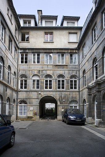 Vue d'ensemble de l'édifice depuis l'entrée de la cour. © Yves Sancey / Région Bourgogne-Franche-Comté, Inventaire du patrimoine - 2008