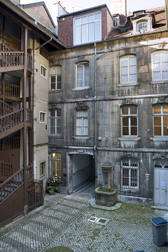 Vue du logis secondaire au fond de la première cour depuis l'escalier droit. © Yves Sancey / Région Bourgogne-Franche-Comté, Inventaire du patrimoine - 2008 Vue du logis secondaire au fond de la première cour depuis l'escalier droit. © Yves Sancey / Région Bourgogne-Franche-Comté, Inventaire du patrimoine - 2008