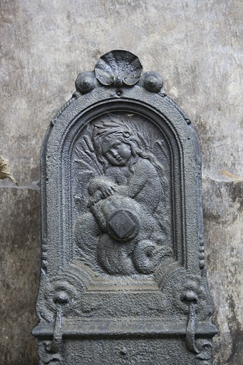 Détail de la partie supérieure de la borne fontaine située dans la deuxième cour. © Yves Sancey / Région Bourgogne-Franche-Comté, Inventaire du patrimoine - 2008 Détail de la partie supérieure de la borne fontaine située dans la deuxième cour. © Yves Sancey / Région Bourgogne-Franche-Comté, Inventaire du patrimoine - 2008
