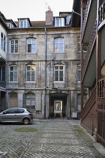Vue d'ensemble de la façade postérieure du logis principal depuis le fond de la première cour, de face. © Yves Sancey / Région Bourgogne-Franche-Comté, Inventaire du patrimoine - 2008 Vue d'ensemble de la façade postérieure du logis principal depuis le fond de la première cour, de face. © Yves Sancey / Région Bourgogne-Franche-Comté, Inventaire du patrimoine - 2008