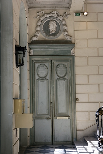 Escalier d'honneur : vue de la porte gauche située au rez-de-chaussée. © Yves Sancey / Région Bourgogne-Franche-Comté, Inventaire du patrimoine - 2008