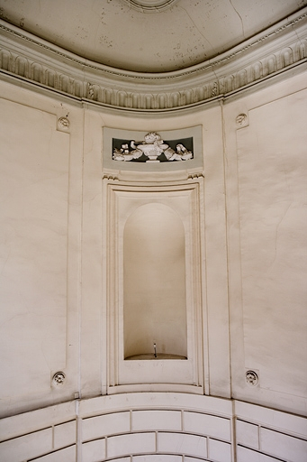 Escalier d'honneur : détail d'une niche située dans la montée d'escalier. © Yves Sancey / Région Bourgogne-Franche-Comté, Inventaire du patrimoine - 2008
