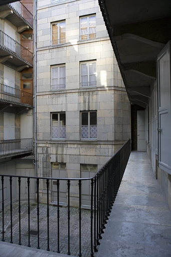 Vue de l'aile gauche sur cour de trois quarts droit. © Yves Sancey / Région Bourgogne-Franche-Comté, Inventaire du patrimoine - 2008