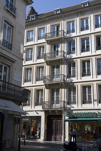 Vue d'ensemble rapprochée de l'édifice depuis la rue. © Yves Sancey / Région Bourgogne-Franche-Comté, Inventaire du patrimoine - 2008