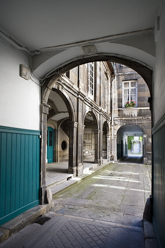 Détail de l'aile droite contenant l'escalier depuis le passage cocher du logis principal. © Yves Sancey / Région Bourgogne-Franche-Comté, Inventaire du patrimoine - 2008