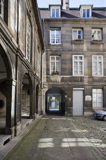 Détail de l'aile droite et de la façade antérieure du logis secondaire depuis l'entrée de la première cour. © Yves Sancey / Région Bourgogne-Franche-Comté, Inventaire du patrimoine - 2008