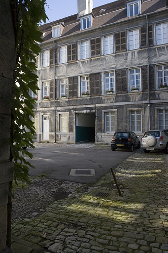 Deuxième cour : vue d'ensemble de l'aile droite, de trois quarts droit. © Yves Sancey / Région Bourgogne-Franche-Comté, Inventaire du patrimoine - 2008