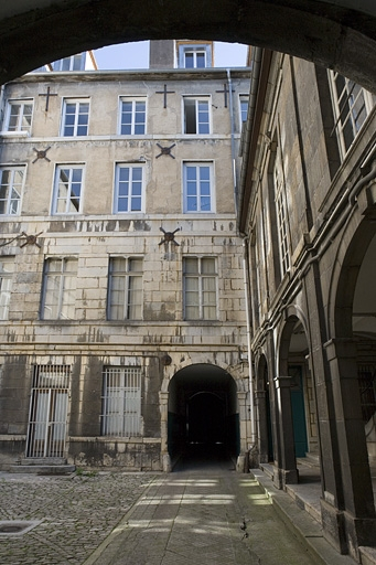 Vue d'ensemble de la façade postérieure du logis sur rue depuis le fond de la première cour. © Yves Sancey / Région Bourgogne-Franche-Comté, Inventaire du patrimoine - 2008