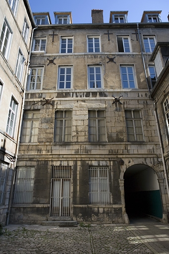Vue d'ensemble de la façade postérieure du logis sur rue, de face. © Yves Sancey / Région Bourgogne-Franche-Comté, Inventaire du patrimoine - 2008