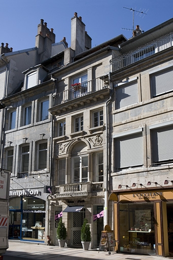 Vue d'ensemble de la façade sur rue de trois quarts droit. © Yves Sancey / Région Bourgogne-Franche-Comté, Inventaire du patrimoine - 2008