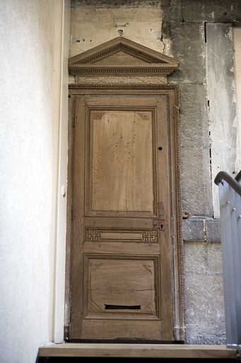 Détail de la porte d'entrée du logis secondaire. © Yves Sancey / Région Bourgogne-Franche-Comté, Inventaire du patrimoine - 2008