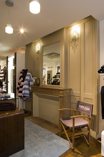 Détail d'une cheminée située au premier étage, de trois quarts droit. © Yves Sancey / Région Bourgogne-Franche-Comté, Inventaire du patrimoine - 2008