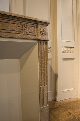 Détail de la partie droite de la cheminée située au premier étage. © Yves Sancey / Région Bourgogne-Franche-Comté, Inventaire du patrimoine - 2008