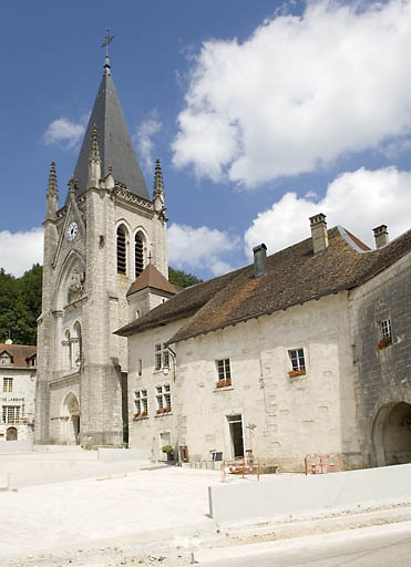 Vue depuis la place, de l'abbaye et des bâtiments adjacents © Jérôme Mongreville / Région Bourgogne-Franche-Comté, Inventaire du patrimoine - 2008