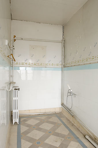 Ancienne salle de bains, dont la baie ouvre sur la rue des Remparts. © Jérôme Mongreville / Région Bourgogne-Franche-Comté, Inventaire du patrimoine - 2008