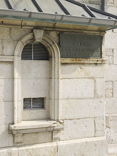 Détail : plaque kilomètrique en fonte apposée sur la façade antérieure. © Jérôme Mongreville / Région Bourgogne-Franche-Comté, Inventaire du patrimoine - 2008
