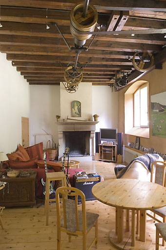 Usine : atelier transformé en salon, avec transmission. © Jérôme Mongreville / Région Bourgogne-Franche-Comté, Inventaire du patrimoine - 2008