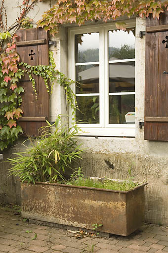 Maison, façade latérale droite : fenêtre. © Jérôme Mongreville / Région Bourgogne-Franche-Comté, Inventaire du patrimoine - 2008