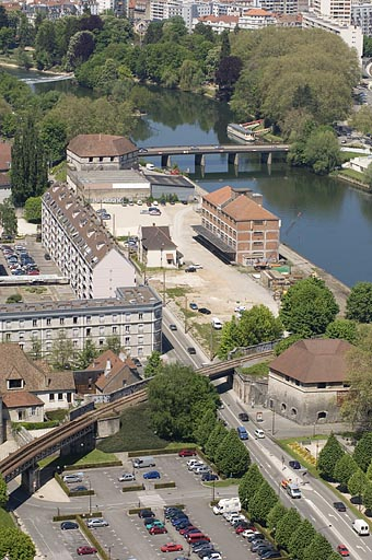 Besançon, port fluvial en 2008 :  vue d'ensemble plongeante depuis la citadelle, au sud.  © Jérôme Mongreville / Région Bourgogne-Franche-Comté, Inventaire du patrimoine - 2008