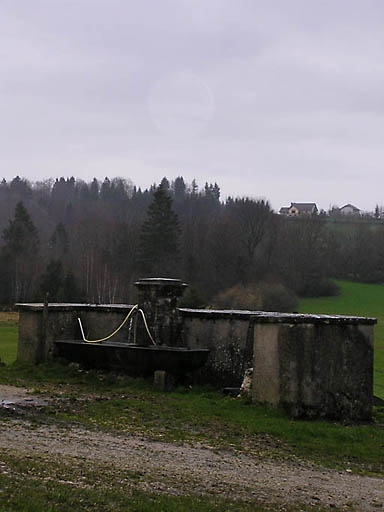 Vue de la fontaine abreuvoir. © Marie-Pierre Reynet / Région Bourgogne-Franche-Comté, Inventaire du patrimoine - 2008