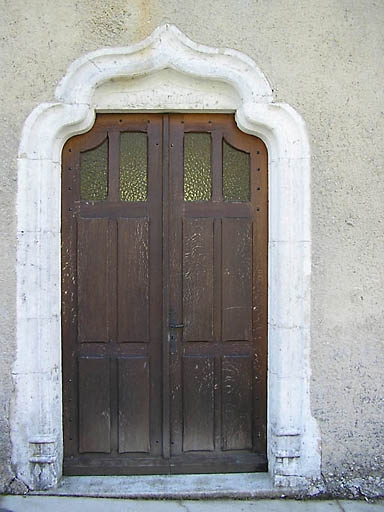 Vue de la porte et de son encadrement avec arc en accolade. © Marie-Pierre Reynet / Région Bourgogne-Franche-Comté, Inventaire du patrimoine - 2008