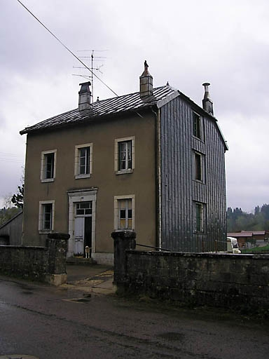 Façade antérieure et pignon sud-ouest vus de trois quarts. © Marie-Pierre Reynet / Région Bourgogne-Franche-Comté, Inventaire du patrimoine - 2008