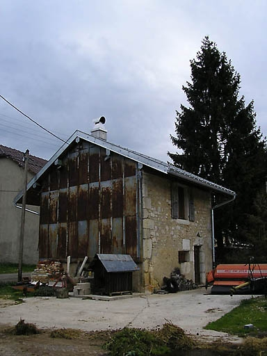 Pignon sud-ouest et façade antérieure vus de trois quarts. © Marie-Pierre Reynet / Région Bourgogne-Franche-Comté, Inventaire du patrimoine - 2008