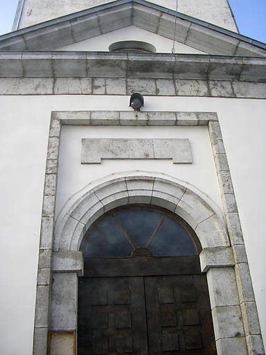 Porte antérieure et fronton. © Marie-Pierre Reynet / Région Bourgogne-Franche-Comté, Inventaire du patrimoine - 2008