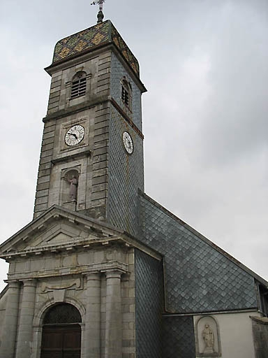 vue de trois quarts sur le clocher, le bas-côté sud-ouest essenté et le fronton de la porte d'entrée. © Anne-Laure Madinier / Région Bourgogne-Franche-Comté, Inventaire du patrimoine - 2008