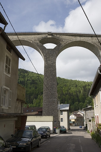 Une pile, vue de la rue Voltaire au nord-ouest. © Yves Sancey / Région Bourgogne-Franche-Comté, Inventaire du patrimoine - 2008 Une pile, vue de la rue Voltaire au nord-ouest. © Yves Sancey / Région Bourgogne-Franche-Comté, Inventaire du patrimoine - 2008