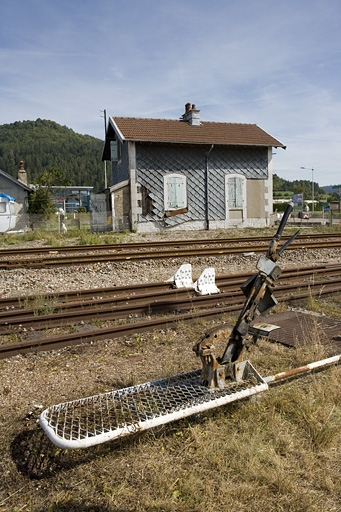 Vue d'ensemble du levier de manoeuvre et des taquets d'arrêt (peints en blanc). © Yves Sancey / Région Bourgogne-Franche-Comté, Inventaire du patrimoine - 2008