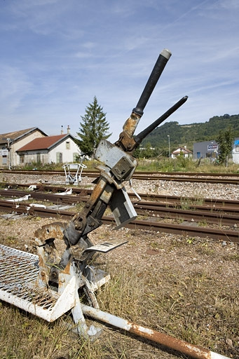 Levier de manoeuvre enclenché. Levier de taquets d'arrêt, pour certaines voies à l'ouest, à l'extrémité de la gare côté La Cluse. © Yves Sancey / Région Bourgogne-Franche-Comté, Inventaire du patrimoine - 2008