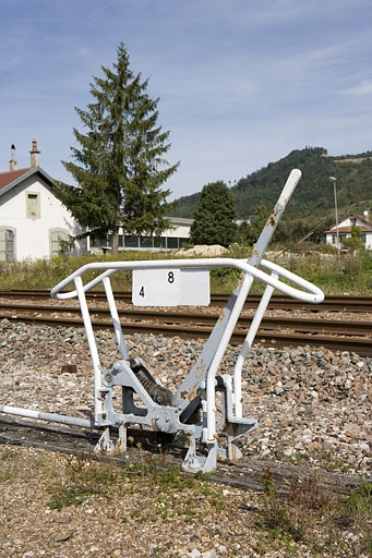 Levier de manoeuvre non enclenché. Levier d'appareil de voie des voies 4 et 8, à l'ouest, à l'extrémité de la gare côté La Cluse. © Yves Sancey / Région Bourgogne-Franche-Comté, Inventaire du patrimoine - 2008