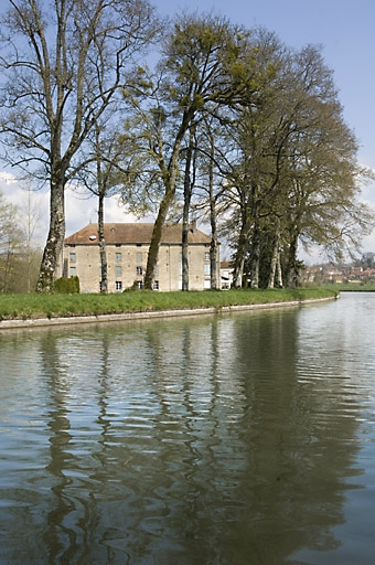 Vue d'ensemble depuis le sud. © Jérôme Mongreville / Région Bourgogne-Franche-Comté, Inventaire du patrimoine - 2008 Vue d'ensemble depuis le sud. © Jérôme Mongreville / Région Bourgogne-Franche-Comté, Inventaire du patrimoine - 2008