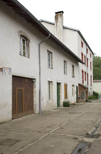 Façade nord vue de trois quarts gauche. © Jérôme Mongreville / Région Bourgogne-Franche-Comté, Inventaire du patrimoine - 2008 Façade nord vue de trois quarts gauche. © Jérôme Mongreville / Région Bourgogne-Franche-Comté, Inventaire du patrimoine - 2008