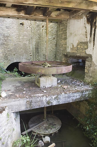 Bâtiment d'eau. Turbine hydraulique et éléments de transmission. © Jérôme Mongreville / Région Bourgogne-Franche-Comté, Inventaire du patrimoine - 2008