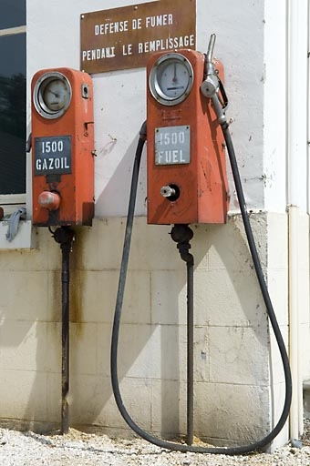 Poste de distribution d'essence. © Jérôme Mongreville / Région Bourgogne-Franche-Comté, Inventaire du patrimoine - 2008